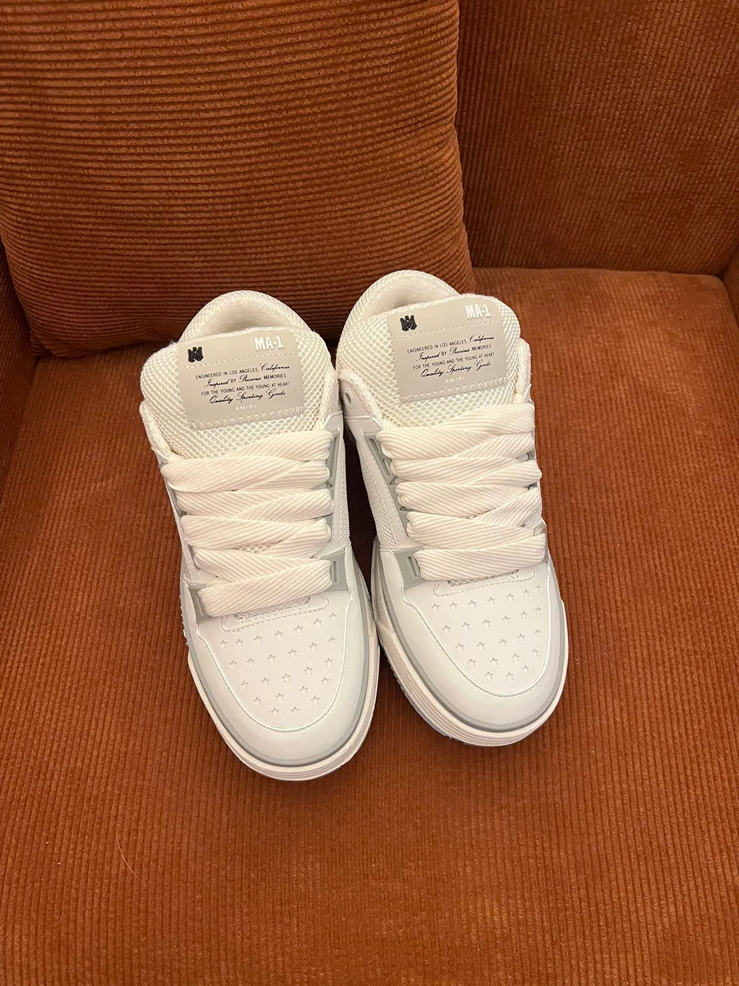 p620💰Men's shoes Amiri Emile's 2023 spring and summer new MA-1 bread shoes, couple models, casual sports shoes, sneakers Amiri gave up the rock punk style in the new season and used a large number of unsaturated colors, Morandi tones, whether you see or wear them, it will make people very happy. The large tongue of the bread shoes continues, shortens the length of the shoe body, thickens the midsole, and the toe part is more rounded. Amiri's brand letters and MA logo appear on the side of the shoe. Fabric: Original customized imported first-layer cowhide + mesh. Lining: Original customized breathable towel lining. Outsole. Foam combination material. Bottom thickness: 4CM. Size: Men's 39-45